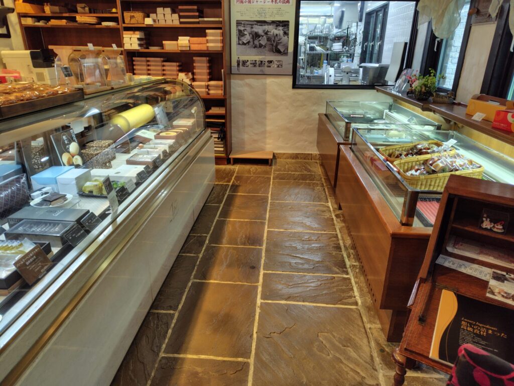 シェ・タニ　子連れ　物販１