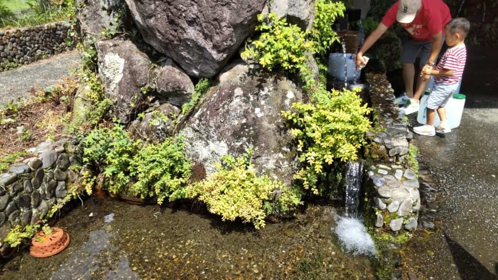 水の駅おづる　湧水茶屋　豆腐　水をくむ人