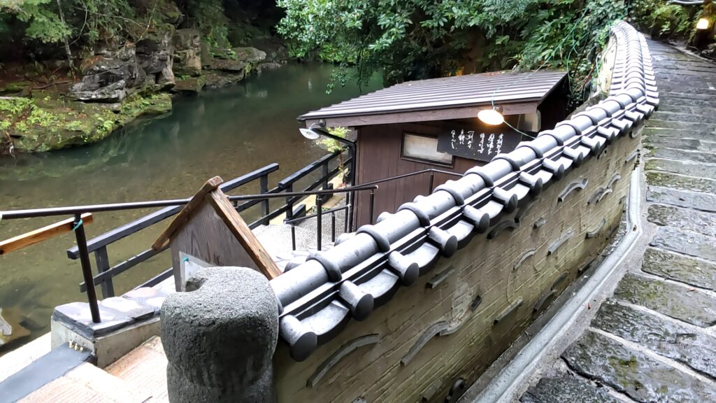 壁湯天然洞窟温泉 旅館 福元屋　子連れ　通路