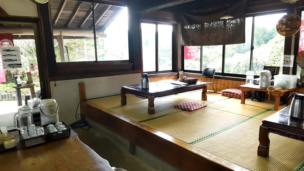 川魚料理 うまや 内観