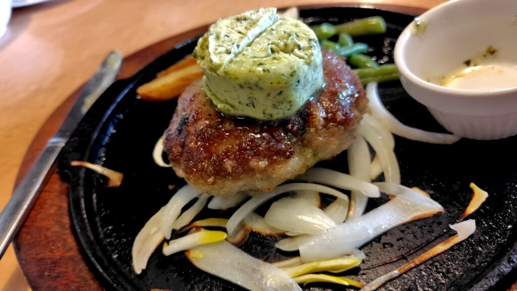 暖家 ハンバーグ 子連れバイキング バターの乗ったハンバーグ