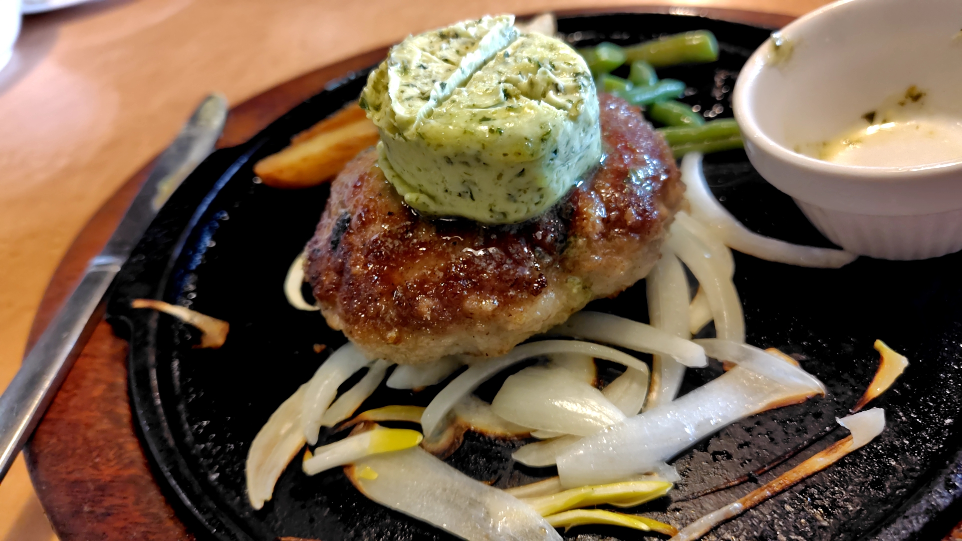 暖家　ハンバーグ　子連れバイキング　バターの乗ったハンバーグ